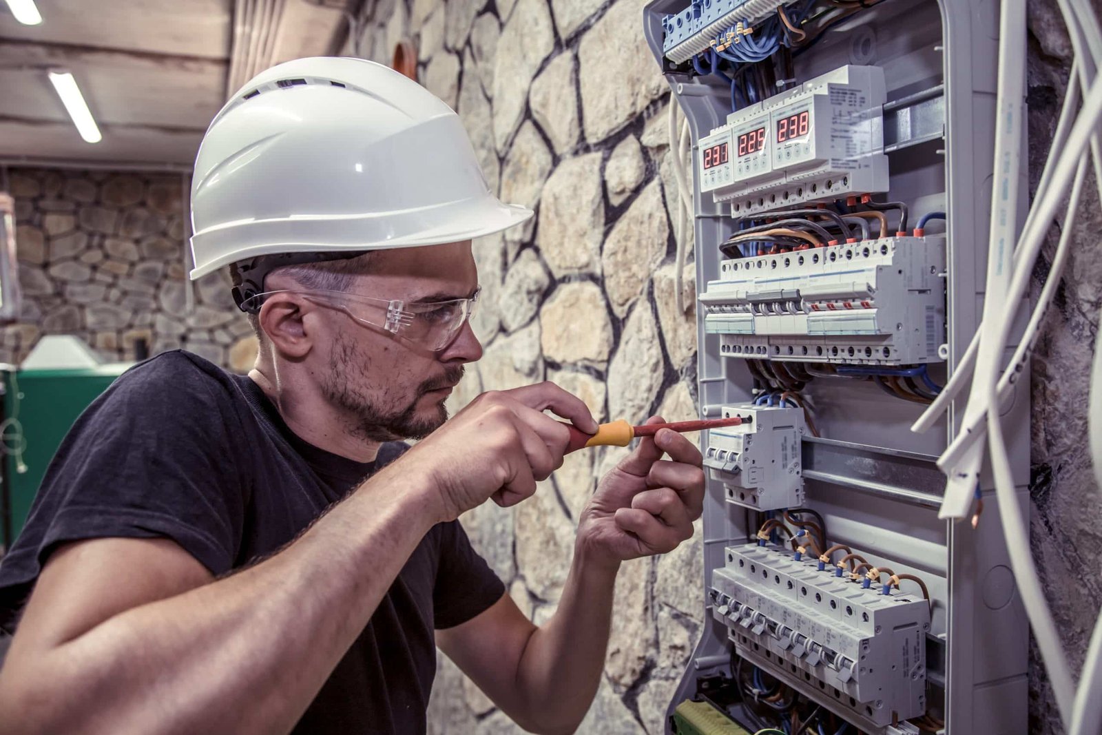 Électricien R-Inter Elec en intervention sur un tableau à Givors